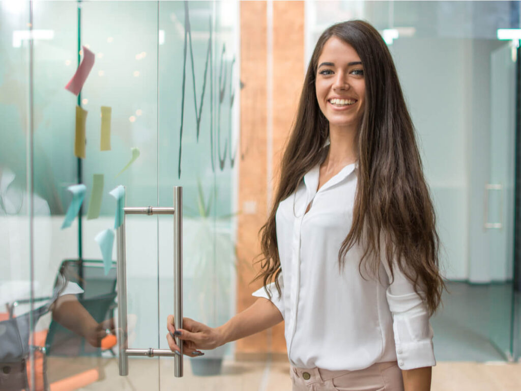 ドアに手をかける女性