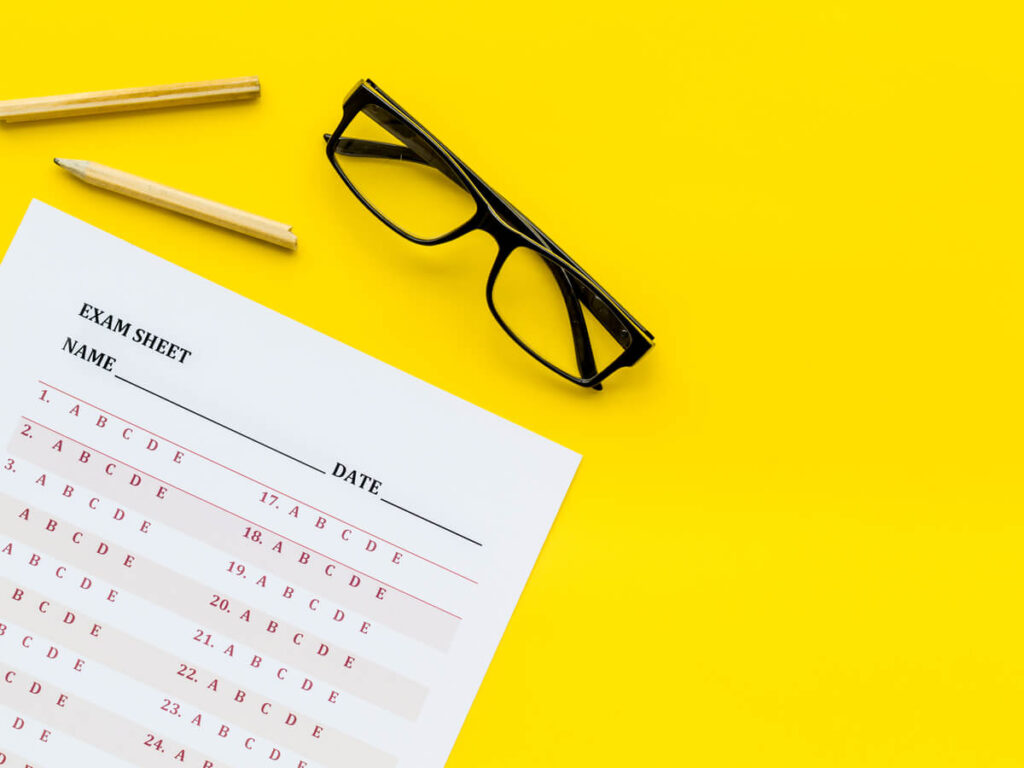 回答用紙と鉛筆とメガネ