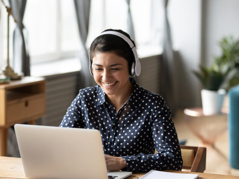 ヘッドフォンをしながらＰＣに向かう女性
