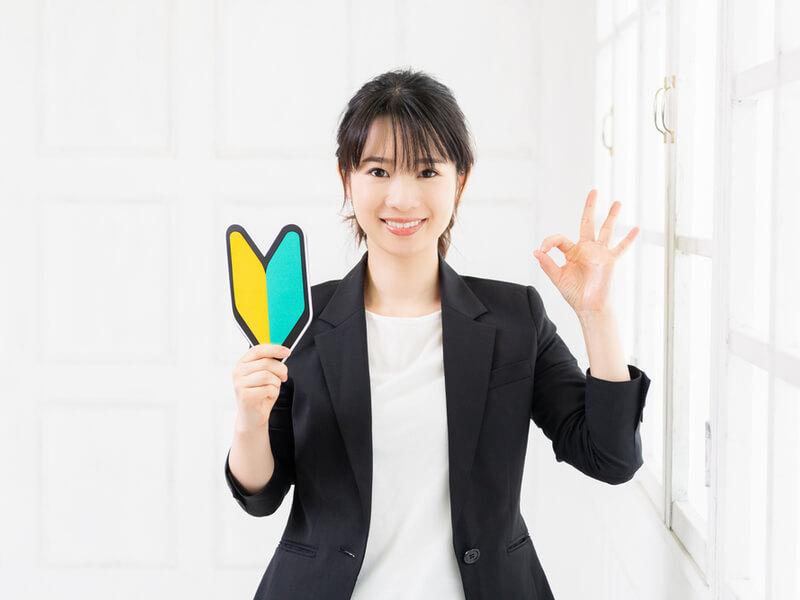 初心者マークを持つ女の人