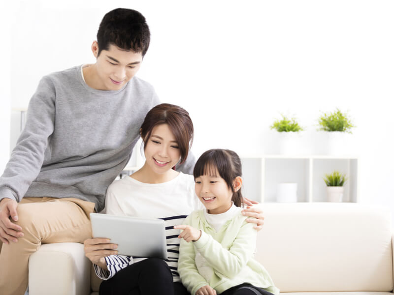 オンライン英会話をする母親とその家族