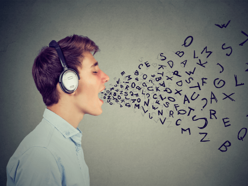 英語シャドーイングのやり方、効果、おすすめ教材・アプリ