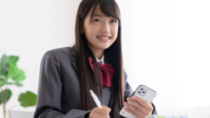 小学校まで「英語好き」だったはずなのに、中学生になって「英語嫌い」になってしまった・・・そんな中学生を助けるのが英語アプリ。机に向かって勉強するのが苦手でも、アプリなら楽しく学習できるかもしれません。 この記事では、中学生におすすめの英語アプリをご紹介します。 中学生向け英語アプリの選び方 中学生になると、「英語嫌い」になってしまう子がいます。そんな英語につまずき気味になっている中学生におすすめしたいのが、楽しく英語を学べるアプリです。 アプリごとに伸ばせる能力が異なる 英語のアプリをダウンロードする前に、確認しておきたいことがいくつかあります。まず知っておかなければならないのが、アプリごとに伸ばせる能力が異なるということです。 四技能（読む・書く・話す・聞く）を伸ばすアプリや、単語力、文法力を伸ばすものが豊富にあります。これから何を伸ばしていきたいかを決めてから、アプリを選ぶといいでしょう。 無料版と有料版がある 英語アプリには、無料版と有料版があることを忘れてはいけません。基本的には無料で使うことができても、一部の機能を使うためには有料になるアプリもあります。 また、有料アプリの中には、一回で買い切りのものもあれば、月額制のものもあります。アプリをダウンロードする前に、無料なのか有料なのかをちゃんと確認するようにしましょう。 ゲーム感覚のものからまじめに取り組むアプリまで 続いて考えたいのは、アプリの特徴です。最近では、ゲーム感覚で楽しみながら英語を学べるアプリもあれば、従来の学習方法のようにまじめに取り組むことが必要なアプリもあります。また、継続学習をサポートしてくれるものも。 特徴をチェックして、どのアプリが最も適しているかを確認しましょう。 どの学年をカバーしているかもチェック 最後に、対象学年を確認しておきましょう。中学生をターゲットにしたアプリもあれば、幅広い年齢層に対応しているアプリもあります。 まずは目の前の「中学生の英語」をなんとかしたい場合には、中学生用のものを選びましょう。広く英語力を伸ばしたい場合には、対象年齢が幅広いアプリを選ぶことをおすすめします。 お子さまに合ったアプリを選ぶことが大切 中学生向けの英語アプリはたくさんあります。これまでにあげたポイントを参考に、お子さまの意見も取り入れながら、無理なく継続できるようなアプリを選んでみてください。 【単語力アップ】中学生向け英語アプリおすすめ5選 ここからは、中学生向けの英語アプリをカテゴリ別にピックアップしていきます。まず始めに取り上げるのは、単語力アップを目的にした英語アプリです。 英単語アプリmikan 有料版・mikan Liteプラン 1ヶ月：1,000円 6ヶ月：4,800円 1年：7,200円 ・mikan Premiumプラン 1ヶ月：1,800円 6ヶ月：9,000円 12ヶ月：12,000円無料版あり 学習方法は簡単。画面に表示された英単語の和訳を4つの選択肢の中から選んでいきます。これをコツコツと毎日繰り返していくことで、ゲーム感覚で英単語を覚えることができます。 基本無料で利用できますが、有料プランになると、自分が覚えたい単語を登録しておける「my単語帳」の機能を制限なく使うことが可能です。 iOS版アプリの詳細はこちら Android版アプリの詳細はこちら 中学生の英単語2000 無料版あり：完全無料で利用可能 ※アプリ内で広告を非表示にするためには課金が必要（320円） 中学生レベルの基本的な英単語が2,000語収録されています。また、完全無料で使えるアプリです。日常生活で使うような単語に加え、定期試験や高校受験によく出る単語が収録されているため、効率よく英単語を学習することができます。 使い方は、画面に表示される英単語の和訳を4択の中から選ぶというもの。ゲーム感覚で何度も繰り返し練習できます。 iOS版アプリの詳細はこちら Android版アプリの詳細はこちら 単語木 有料版・追加ゴールド 100個：700円 300個：1,500円 3,000個：4,000円 ・会員 1ヶ月：1,500円 3ヶ月：2,500円 1年：2,900円無料版あり 英単語帳をめくっていく感覚で単語の学習をしていきます。単語帳には単語のほか、意味や例文などが記載されており、一つの単語に対して幅広い知識を得ることができます。 単語帳をダウンロードするためには、ゴールドが必要となります。ゴールドは最初にインストールすると入手できるので、まずはそれを使って必要な単語帳をダウンロードしましょう。 毎日学習するとゴールドがもらえるため、日々継続して学習をしていれば、ほぼ無料で学習することができます。有料会員になるとゴールドの縛りがなく単語帳をダウンロードできて、使える機能にも制限がありません。 iOS版アプリの詳細はこちら Android版アプリの詳細はこちら アルク英単語パス 有料版・使い放題プラン1ヶ月：1,600円3ヶ月：3,00円6ヶ月：3,600円 ・単語レベル診断回数券1回：650円3回：1,200円6回：1,800円無料版あり：お試し版のみ 英語など語学学習に関する出版を手掛けている、『株式会社 アルク』のアプリです。このアプリは有料で、アルクが提供している英単語本『キクタン』を学習することができます。 特徴は単語レベル診断です。有料プランに入らなくても、無料でアカウント登録をして、単語レベル診断の回数券を購入すれば、それだけを受けることができます。 iOS版アプリの詳細はこちら Android版アプリの詳細はこちら みんなの英単語帳 無料版あり：完全無料で利用可能 完全無料で利用できるこのアプリは、自分だけの単語帳をカスタマイズできることが特徴です。自分が苦手な単語や、テストに出題される範囲の単語などを単語帳に登録しておけば、手軽に何度も学習できます。 なお、他の人が作った単語帳を学習することもできます。アカウント登録をすると、自分で作った単語帳を他の人にシェアすることも可能です。 iOS版アプリの詳細はこちら Android版アプリの詳細はこちら 【文法】中学生向け英語アプリおすすめ5選 次に、英文法に強くなるおすすめのアプリを5つご紹介します。 早打ち英文法 無料版あり：完全無料で利用可能※アプリ内で広告を非表示にするためには課金が必要（800円） 先ほど単語アプリでもご紹介した『中学生の英単語2000』を提供している会社が作ったアプリです。使い方はシンプルで、かつゲーム感覚で何度も繰り返し取り組むことができます。そしてこちらも完全無料で使用可能です。 文法の学習方法は3つ。文章の中の空欄に合う単語を選ぶというものと、空欄の中に入力する単語のスペルを選択するというもの。そして、表示された日本語の意味に合うように、画面上の単語を順番に選択していくというものです。 iOS版アプリの詳細はこちら Android版アプリの詳細はこちら IDIY 有料版お手軽定期券（添削解説なし） ※購入日から30日間有効1日1回（50単語まで）：4,125円～8,250円1日1回（100単語まで）：6,545円～13,090円1日1回（200単語まで）：13,090円～26,180円 ※添削する講師のカテゴリ・利用するサービスによって異なります。学べる定期券（添削解説あり） ※購入日から30日間有効1日1回（50単語まで）：5,390円～10,780円1日1回（100単語まで）：6,239円～16,478円1日1回（200単語まで）：16,478円～32,956円 ※添削する講師のカテゴリ・利用するサービスによって異なります。ポイント購入：お手軽添削（添削解説なし）1単語あたり消費ポイント：0.6ポイント（約5.87円）～1.2ポイント（約11.75円） ※添削する講師のカテゴリ・利用するサービスによって異なります。ポイント購入：学べる添削（添削解説あり）1単語あたり消費ポイント：0.8ポイント（約7.83円）～1.5ポイント（約14.69円） ※添削する講師のカテゴリ・利用するサービスによって異なります。無料版あり：お試し100ポイント 自分が作った英文を、ネイティブや英語が得意な日本人に添削してもらえます。インストールすると最初に100ポイントをもらうことができるので、このポイントで試してみるといいでしょう。 アプリを通して自分がオリジナルで作った英文の添削や、アプリ内で準備されているそれぞれの課題に対する回答の添削をしてもらうことで文法力を高めていきます。 購入したポイントを使って添削。消費するポイントは、添削を依頼した文章の単語数によって異なります。また、添削を依頼した人や添削についての解説あり・なしでもポイントが異なります。 ポイントを使わず、毎日サービスを利用することができる有料の定期コースもあります。 iOS版アプリの詳細はこちら Android版アプリの詳細はこちら 動画英文法2700 有料版1,500円無料版なし インターネット予備校『ベリタスアカデミー』が提供している英文法の解説動画を視聴できます。英文法に関する問題について講師がわかりやすく解説。 予備校が作ったアプリで大学受験を念頭において作られているため、中学生で学ぶよりは少し上のレベルです。英語が得意で、先取り学習をしたい中学生におすすめ。 このアプリはダウンロード時に1,500円必要となりますが、買い切りアプリとなっていますので、月々の支払いは不要です。 iOS版アプリの詳細はこちら Android版アプリの詳細はこちら 英作文が身につくアプリ！ BT Writing 有料版・プレミアム1ヶ月：500円 ・英語添削チケット1枚：100円無料版あり・5レッスン分・英文添削1回分 4つの段階を踏んで学習しながら英作文の力をつけていきます。まずは文法について学び、その後は穴埋め問題に挑戦。それから並べ替え問題で理解度をチェックします。 次に、質問された内容について実際に自分で文章を作成。すると、外国人講師によって添削されます。添削された文章を繰り返し復習することで、力がついていきます。 基本的には有料サービスですが、全部で56レッスンある内、5レッスン分を無料で体験することができます。ただし、英作文の添削には有料のチケットが必要です。 iOS版アプリの詳細はこちら Android版アプリの詳細はこちら 0から超わかる英文法-ネイティブの英語感覚を手に入れるための最速ガイド 有料版1,200円無料版あり：内容の一部閲覧不可 英文法の解説書ではありますが、一般的な解説書とは異なり、英語ネイティブがどのような感覚で英語を使っているのかを解説しています。英語を使う「感覚」を理解するうえで役立つ情報がたくさん載っているため、中学生にもおすすめです。 無料版と有料版があり、無料版では一部の内容を見ることができません。まずは無料版で試してみて、有料版の購入を検討してみるといいでしょう。 iOS版アプリの詳細はこちら Android版アプリの詳細はこちら 【リスニング】中学生向け英語アプリおすすめ3選 ここからは、リスニング力を鍛えるおすすめアプリを3つご紹介します。 Voice Tube 有料版・Pro1ヶ月：1,400円6か月：6,200円12か月：8,200円 ・Hero1ヶ月：5,900円6か月：21,800円12か月：29,800円無料版あり：1日に視聴できる動画回数3回 YouTubeに投稿されたさまざまな動画を教材として、リスニング力を鍛えます。動画を視聴するのが好きな中学生向きです。動画を再生すると、話している内容とその日本語訳が表示されます。リスニング力とともに英語表現を身に着けることができるでしょう。 会員登録は無料で、全ての動画を視聴することができます。ただし、一日に見られる動画の数には限りがあります。 有料プランは、一日に見られる動画再生の再生回数が無制限となるプランと、AIの機能を使って一緒に英会話をしたり、最適な学習を提案してもらったりと、自分だけの英語力アップに繋げられるプランがあります。 iOS版アプリの詳細はこちら Android版アプリの詳細はこちら スタディサプリENGLISH - 新日常英会話コース 有料版・スタディサプリEnglishWeb上で申し込み12ヶ月パック：20,856円6ヶ月パック：11,748円1ヶ月：2,178円 ・アプリで申し込み1ヶ月：2,500円無料版無料体験7日間 ニューヨークを舞台にしたドラマを視聴することで、リスニング力を鍛えます。特徴は、ただリスニングをするだけではなく、講義動画も視聴できること。リスニング用の動画で取り上げられたキーフレーズを解説してくれるため、疑問点をしっかり解決できます。 有料のアプリですが、アプリから申し込む場合と、Webから申し込む場合とで料金が異なるため、その点には注意してください。 iOS版アプリの詳細はこちら Android版アプリの詳細はこちら TEDICT 有料版800円無料版なし 世界の著名人が、限られた時間の中でスピーチをするTEDの動画を使ってリスニング学習ができます。ダウンロード時に800円が必要な有料アプリです。 日本語の字幕をつけて動画を再生することができ、動画速度も選べます。英語字幕が表示されるため、自分が聞き取った内容と照らし合わせて確認することも可能。 ディクテーション機能がついており、聞き取った内容を自分で書き出すトレーニングができます。また、聞き取った文章の単語を並べ直す、やさしいディクテーション機能もあります。全てを書き取るのは難しいですが、この機能があると中学生でも挑戦できますね。 iOS版アプリの詳細はこちら Android版アプリの詳細はこちら 【スピーキング】中学生向け英語アプリおすすめ3選 近年ではスピーキング力を鍛えるアプリが開発されています。ここからは、スピーキングのアプリを3つご紹介します。 AI英会話スピークバディ 有料版・1ヶ月プラン3,300円 ・6ヶ月プラン17,800円 ・12ヶ月プラン23,800円無料版無料体験7日間 AIと英会話をする有料アプリです。まずはレベルチェックテストを受けて、AIが英語力を判定。その後、AIが最適なカリキュラムを提案してくれます。 レッスンは単語学習やリスニング、会話、英作文、応用練習で構成されています。学習した内容をAIキャラと会話をすることで、アウトプットに繋げることができるようになっています。 iOS版アプリの詳細はこちら Android版アプリの詳細はこちら スピーク 有料版・プレミアム（毎月2,000クレジット付与）月払い：1,800円年払い：12,800円 ・プレミアムプラス（毎月10,000クレジット付与）月払い：4,000円年払い：29,800円 ・プレミアムアンリミテッド（無制限）月払い：6,800円年払い：44,800円無料版無料体験7日間 こちらもAIが会話相手になってくれるスピーキング用のアプリです。会話した内容をAIがリアルタイムで認識し、フィードバックをしてくれます。自分が間違っていた場所を指摘してくれるため、話せば話すほど英語が上達する仕組みです。 こちらも有料のアプリとなっています。プランごとに月々付与されるクレジットの数が決まっており、自分が話した単語の数によって、クレジットが消費されます。 iOS版アプリの詳細はこちら Android版アプリの詳細はこちら ランカル 有料版・1ヶ月3,300円 ・6ヶ月11,800円 ・12ヶ月19,800円無料版無料体験7日間 『英会話カフェ・ランカル』が提供している有料アプリです。動画を見ながらシャドーイング練習をすることで、スピーキング力を高めていきます。シャドーイングとは、聞き取った内容を真似して発話する練習方法です。 iOS版アプリの詳細はこちら Android版アプリの詳細はこちら 【総合的に英語力向上】中学生向け英語アプリおすすめ4選 どの力を伸ばしていくべきか決まらないときは、総合的に英語力を伸ばしてくれるアプリを検討してみてはいかがでしょうか？ここからは、総合的に英語力を伸ばせるアプリを4つご紹介します。 英語物語 有料版・英語物語アシスト1ヶ月：300円 ・英語物語プラス1ヶ月：980円 ・英語物語スタンダード1ヶ月：1,900円 ・英語物語プレミアム1ヶ月：4,900円無料版あり：基本無料で利用可能 『英語物語』は、RPG形式のためゲーム感覚で楽しく英語学習ができます。ゲーム要素が強いものの、長文リスニング、単語学習や発音チェックなど、いろんなサービスが備わっています。 基本的には無料で勉強可能です。ただし、キャラクターを入手するためのガチャをするときは、課金が必要になる場合があります。また、学習効果をより高めるには、月額の有料プランがおすすめです。 iOS版アプリの詳細はこちら Android版アプリの詳細はこちら アルクbooco 有料版・1ヶ月3,200円 ・3ヶ月9,600円 ・12ヶ月38,400円無料版無料体験3日間 『株式会社 アルク』の有料アプリです。こちらでは、アルクで販売している600冊以上の書籍がアプリの中で入手することができます。 書籍の内容をもとにして、単語、文法、リスニング、リーディングを総合的に学習していくことができるのがこのアプリの特徴です。 iOS版アプリの詳細はこちら Android版アプリの詳細はこちら Duolingo 有料版・SUPER1ヶ月：750円12ヶ月：9,000円無料体験2週間無料版あり：基本無料で利用可能 世界で一番ダウンロードされている語学アプリです。レッスンでは、単語力、文法力、リスニング力などを総合的に伸ばしていくことができます。 基本的には無料でプレイすることができますが、効率的にレッスンを進めるためのアイテムを購入する際に課金が必要となります。また、一人ひとりに合わせた学習プランをAIが提案してくれる有料プランもあります。 iOS版アプリの詳細はこちら Android版アプリの詳細はこちら レシピー 有料版・Entry1ヶ月：480円 ・Basic1ヶ月：1,300円3か月：3,600円6ヶ月：6,600円12ヶ月：12,000円 ・Standard3か月：7,500円6ヶ月：13,800円12ヶ月：24,800円 ・Advanced3か月：14,800円6ヶ月：26,800円12ヶ月：48,800円無料版あり：利用できる機能に制限あり AIが英語レベルを判断し、毎日自分に合ったカリキュラムを提案してくれます。それに基づいて効率的に学習をすすめられることが特徴です。 アプリには、四技能を伸ばすための内容が備わっています。たとえば、英語のニュースを読みながらその中でわからない単語があればすぐに調べることが可能です。 有料プランは4つ。プランに応じて使用できる機能が異なります。AIによってカリキュラムを自動で生成してくれるプランは、Standardからになりますので購入をする際にはご注意ください。 iOS版アプリの詳細はこちら Android版アプリの詳細はこちら 英語が「楽しい」と思えるようになることが大切 たくさんの英語のアプリをご紹介してきました。中学生を対象に作成されているものもあれば、卒業後も長く利用することができるアプリまでさまざまあります。 英語力を鍛えるために大切なことは、続けることです。そして、続けるためには「楽しい」と思えることがなによりも大切です。 今までにご紹介したアプリは、英語に対する向き合い方を変えるきっかけになる可能性があります。まずはアプリを通して、英語が「嫌い」から「楽しい」と思えるようになることから始めてみましょう。